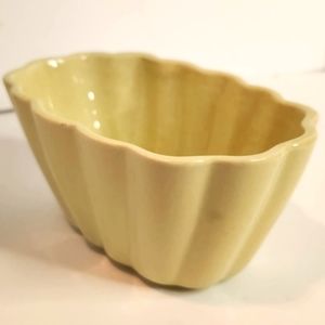 Vintage pale green USA pottery‎ scalloped planter